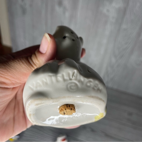 Vintage VanTellingen Dutch Boy and Girl Salt and Pepper Shakers, "Snuggle Hugs" - Picture 8 of 12